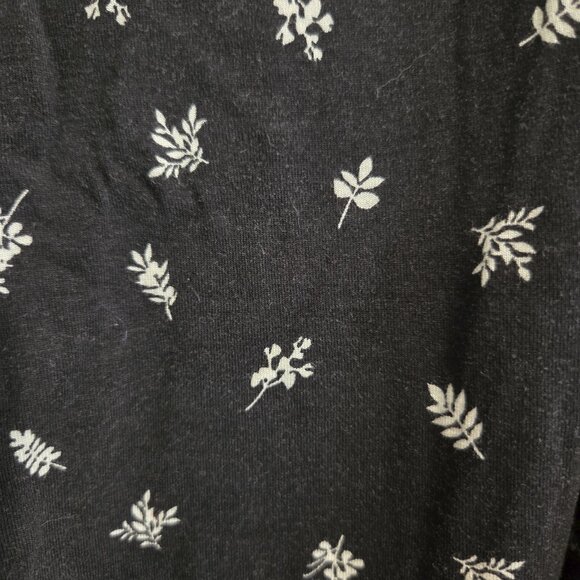 Black and White Gap Tank-Floral Pattern Flowy - Picture 3 of 4